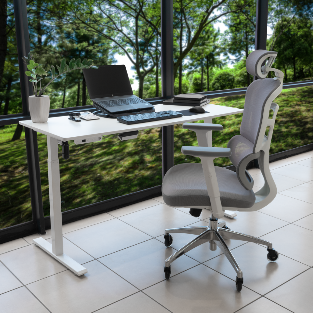 Everfurn Premium Graphite Ergo High Back Office Chair in Grey – Side View in Practical Office Setting, Ergonomic Design, Adjustable Seat Height, Tufted Fabric Upholstery, Metal Frame